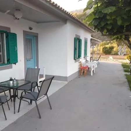 Petros Rooms To Let Kalogria Beach Exterior photo